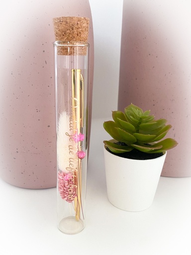 Gepersonaliseerd proefbuisje met droogbloemen en pen